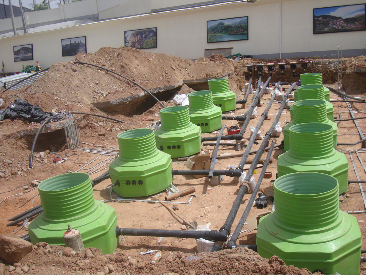 甘肃中石油直体复合人孔井安装实例